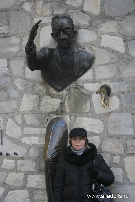 У скульптурной композиции “Человек, проходящий сквозь стену”