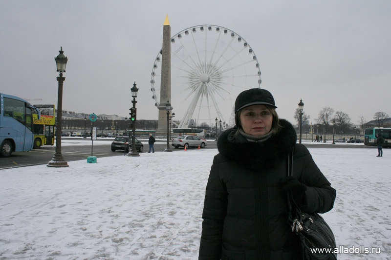 На фоне Колеса обозрения