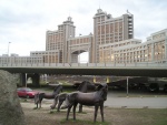 Астана _ Табун лошадей на Круглой площади