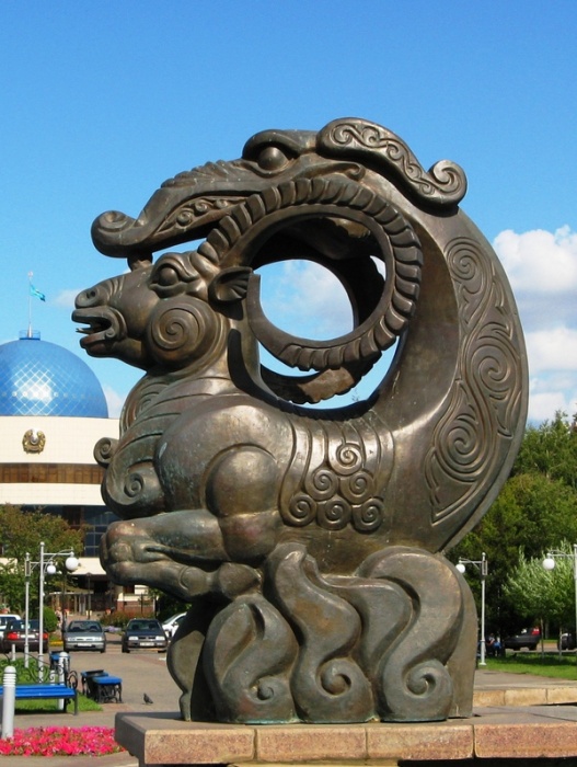 Астана, Казахстан. Скульптура Овна у фонтана у здания Министерства финансов