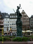 Франкфурт-на-Майне, Германия.  Центральная площадь у ратуши _Богиня правосудия-фонтан.