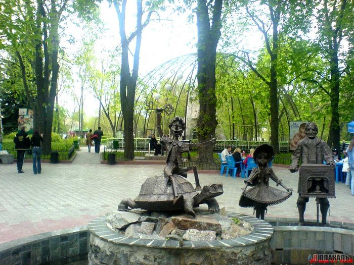 Киев, Украина _ Зоопарк. Скульптуры у фонтана