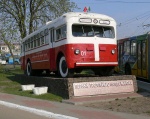 Первый троллейбус города Минска МТБ-82Д на пьедестале