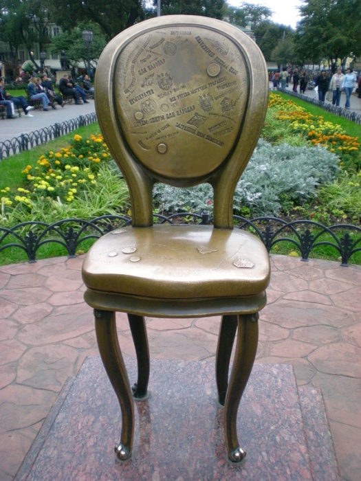 Одесса _ Памятник И. Ильфу и Е. Петрову "12-й стул"