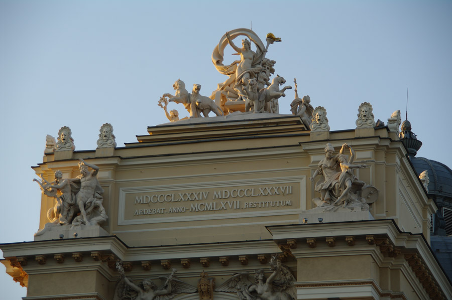 Одесса_ На здании Академического театра Оперы и Балета