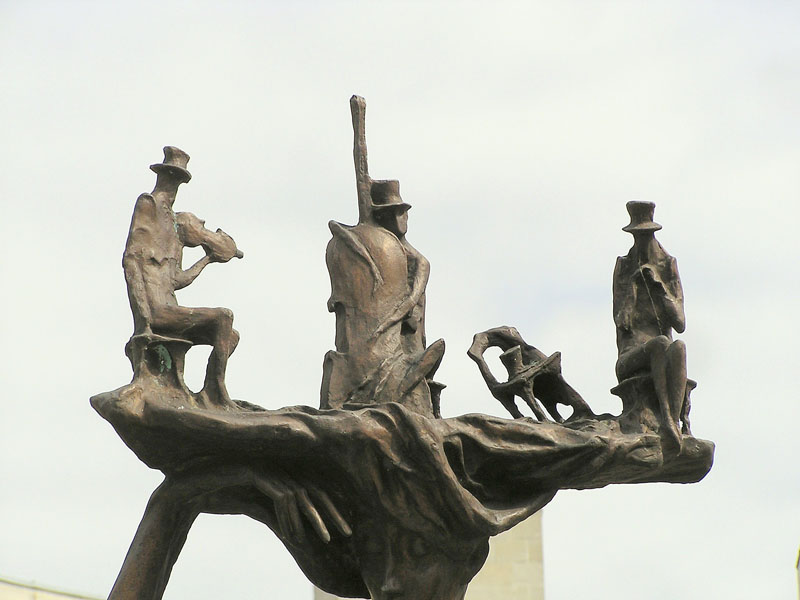 Киев _ Скульптура "Муза" (фрагмент)