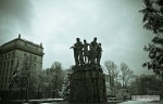 Москва _ Памятник в честь 50-летия движения студотрядов перед физфаком МГУ