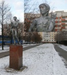 Москва _ Скульптура. Мальчик с белкой на плече