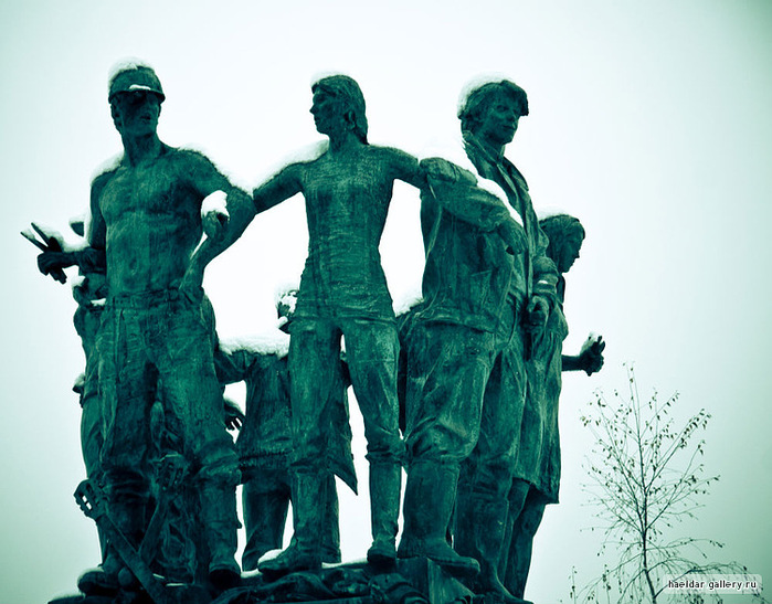Москва _ Памятник в честь 50-летия движения студотрядов перед физфаком МГУ (фрагмент)