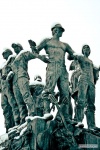 Москва _ Памятник в честь 50-летия движения студотрядов перед физфаком МГУ (фрагмент)