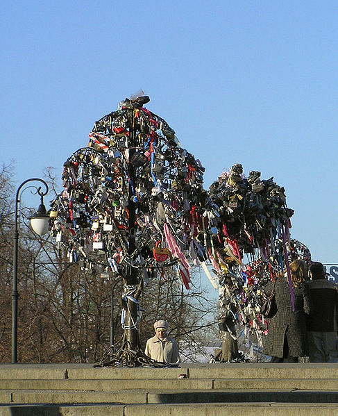Москва _ "Дерево любви",  скульптурная композиция