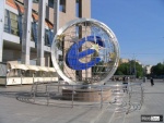 Москва _ Скульптурная композиция Символ Европейского союза при входе в торгово-развлекательный комплекс "Европейский"