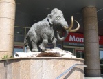 Будапешт _ Скульптура у Торгового центра Mommut (в переводе "Мамонт")
