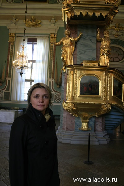 На заднем плане -  кафедра