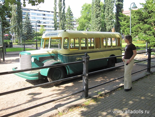 Парк Сибелиуса в центре города. Старинное авто