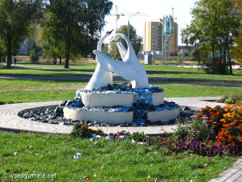 Гомель _ Скульптурная композиция "Лебеди"