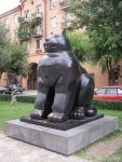 Черная кошка Фернандо Ботеро  Ереван, Армения.