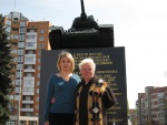 Возле Танка - мемориала в честь  воинов-освободителей Чернигова от  немецко-фашистких захватчиков