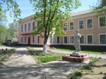 Памятник Зое Космодемьянской во дворе школы № 10 по ул. Попудренко