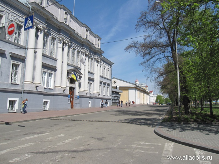 В этом здании (ул.Магистратская дом 7) сейчас располагается Черниговский городской совет