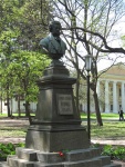 Памятник А.С. Пушкину по дороге к Художественному музею