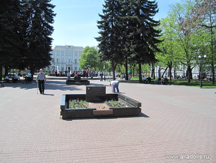 Сквер имени Попудренко. Могилы Н.Н.Попудренко и В.Л.Капранова