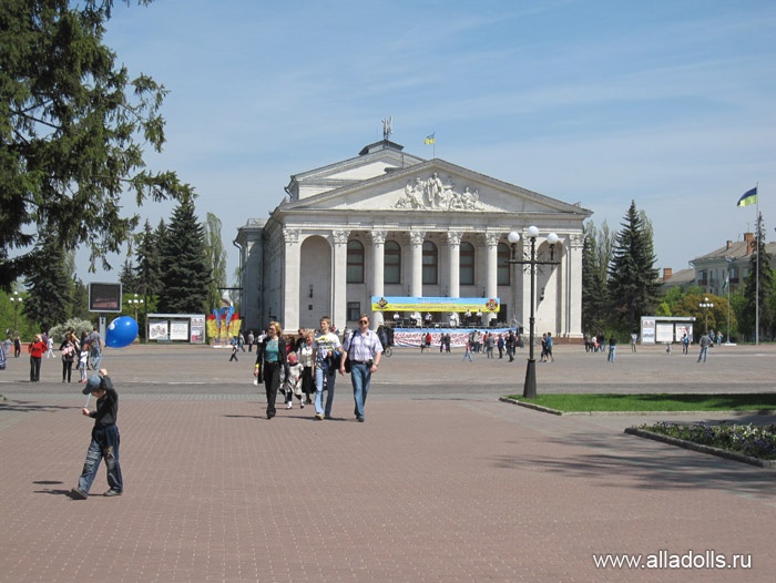 Главная площадь города. Музыкально-драматический театр имени Т.Г.Шевченко