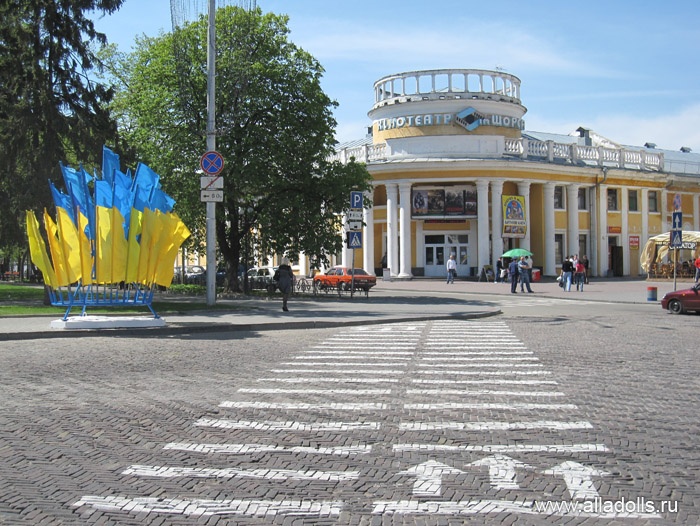 Кинотеатр им. Щорса. Слева - сквер им. Попудренко. на переднем плане - Красная площадь