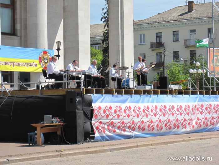 Красная площадь. Передвижная эстрада у здания театра.