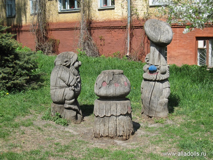 Скульптуры у кафе "Сказка"