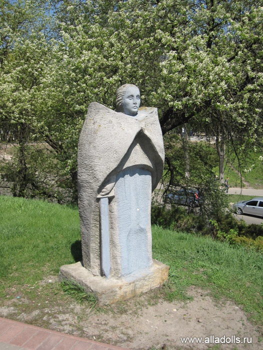 Скульптура у Екатерининской церкви