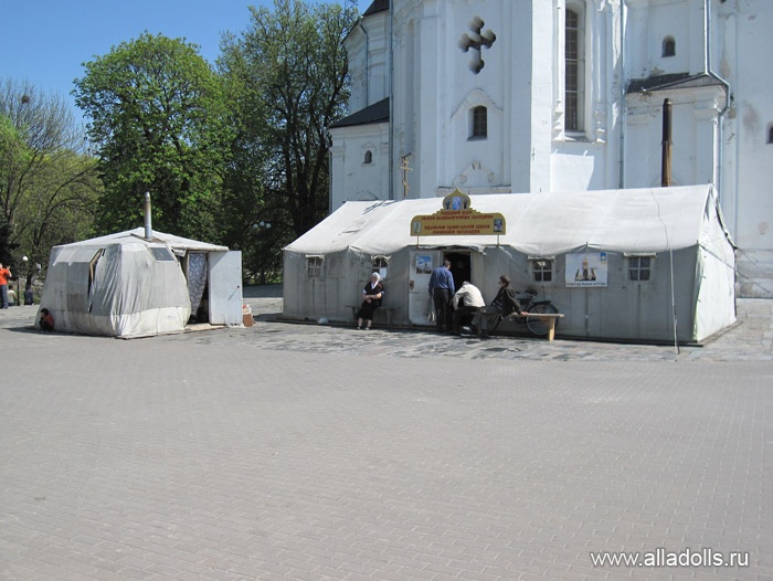 У Екатерининской церкви