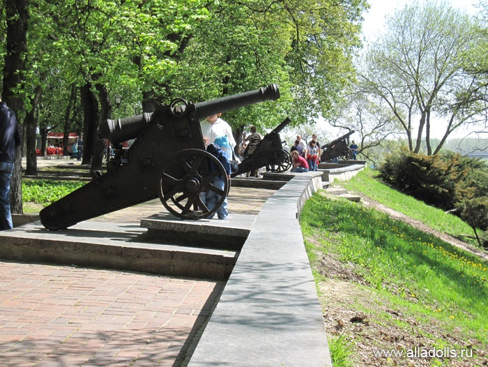 Вал. Знаменитые чугунные пушки. Всего их -12 штук