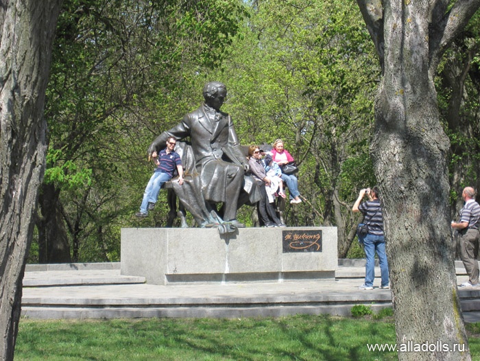 Вал. Памятник Т. Г. Шевченко.
