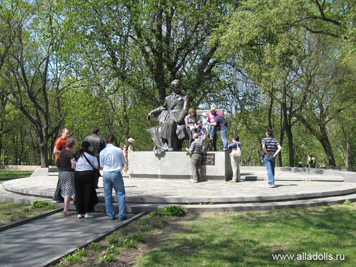 Вал. Памятник Т. Г. Шевченко.