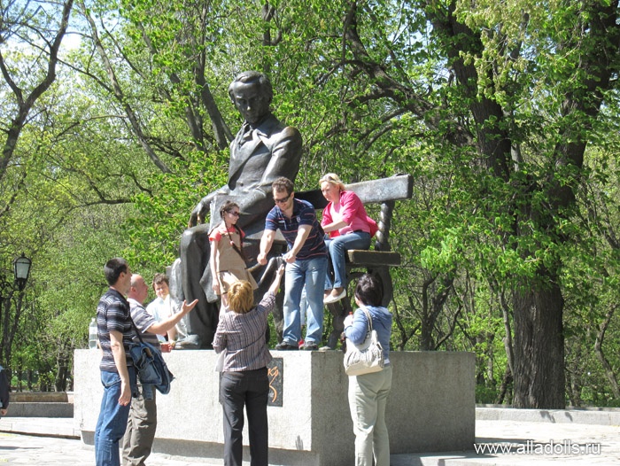 Вал. Памятник Т. Г. Шевченко.