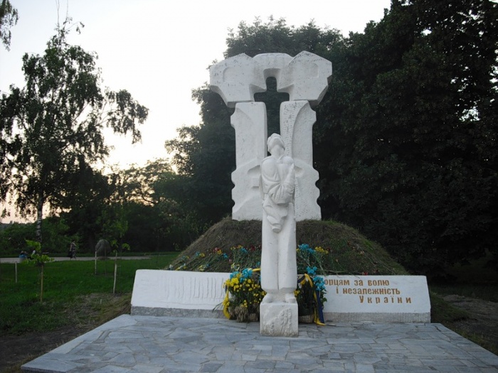 Памятник борцам за свободу  и независимость Украины возле Екатерининской церкви