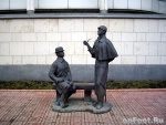 Памятник Шерлоку Холмсу и Доктору Ватсону на Смоленской набережной в Москве