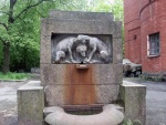 Фонтан-поилка для собак на территории сада института Экспениментальной Медицины в Санкт-Петербурге