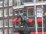 Амстердам. Памятник Королеве Вильгельмине
