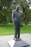 400px-Edward_Dunlop_(statue_in_Melbourne_Botantic_Gardens)