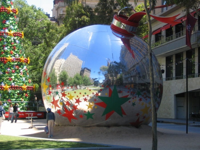 800px-Giant_christmas_ball