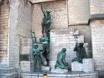 Антверпен _ Скульптурная группа у стен Собора Богоматери