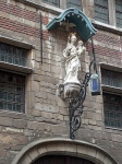 Антверпен. Скульптура фонаря на здании