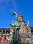 Центральная площадь Антверпена с фонтаном Брабо в центре