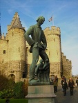 Антверпен. Замок Стен_ Скульптурная композиция "Lange Wapper "