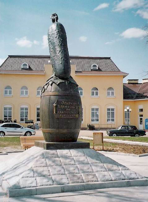 Московская область, г.Луховицы_ Памятник огурцу