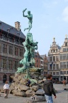 Центральная площадь Антверпена с фонтаном Брабо в центре