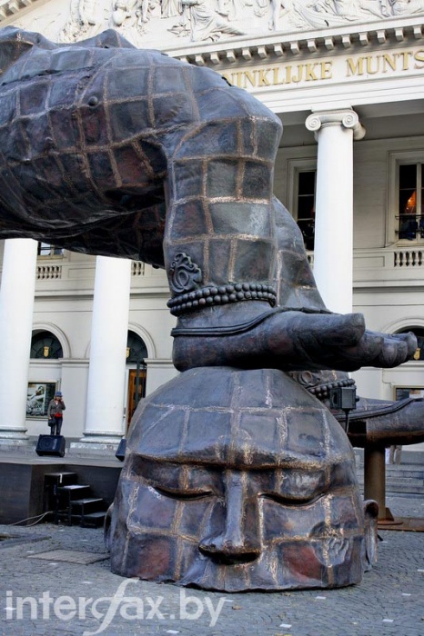 Брюссель _ Трехногий будда (фрагмент)