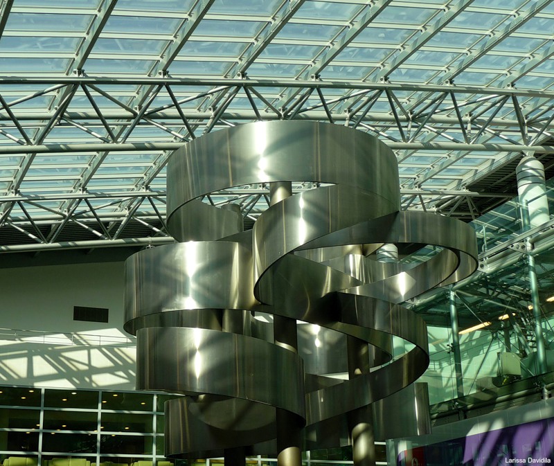 Брюссель. Скульптура в аэропорту